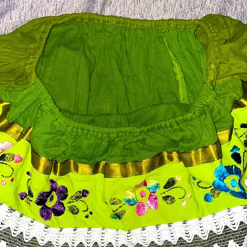 Mexican traditional off the shoulder embroidered blouse - Picture 4 of 7